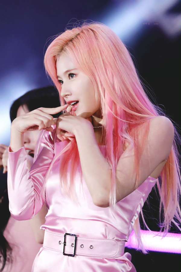 粉色头发的凑崎纱夏