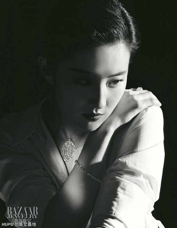 刘亦菲时尚写真显质感尽展知性干练