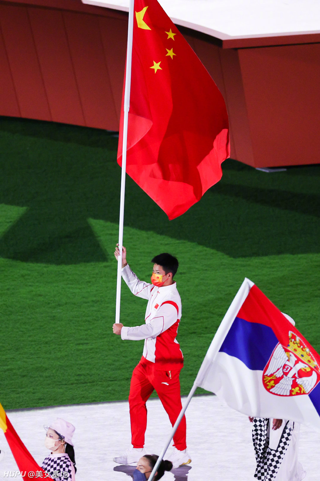 苏炳添高举五星红旗进场帅