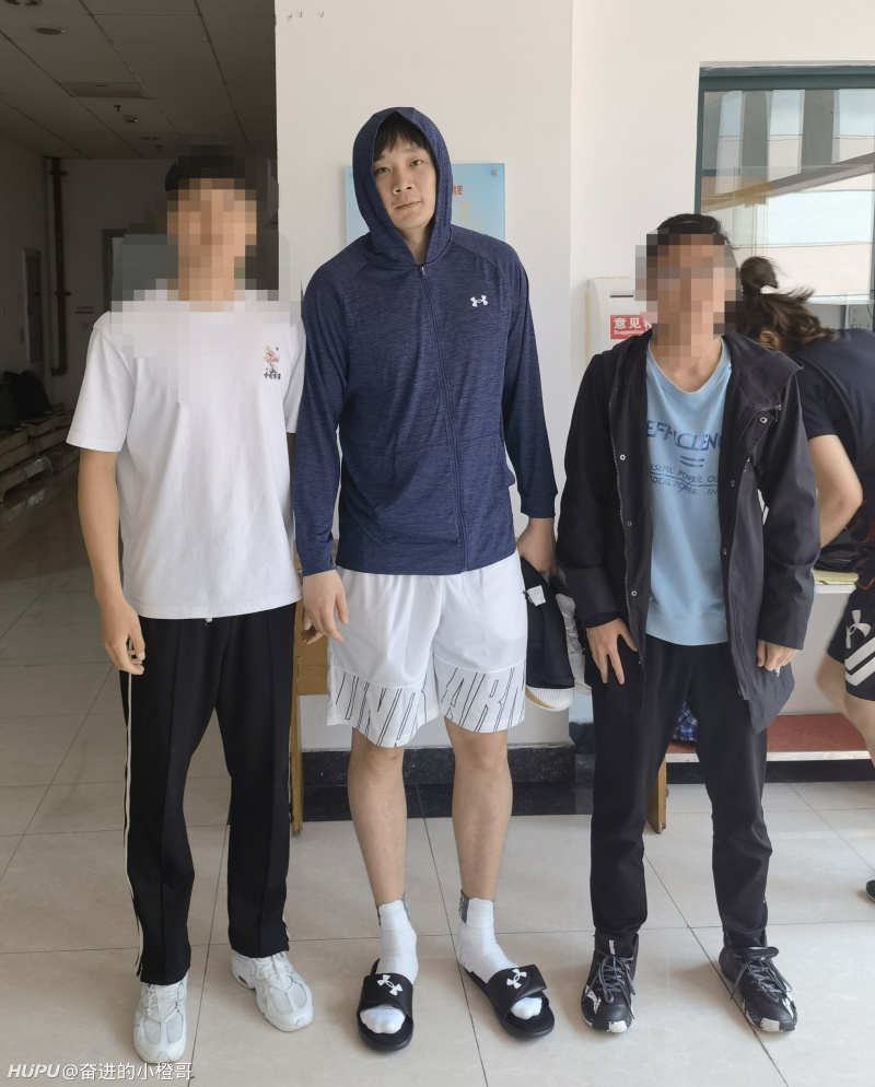 丁彦雨航现身上海体育学院 虎扑