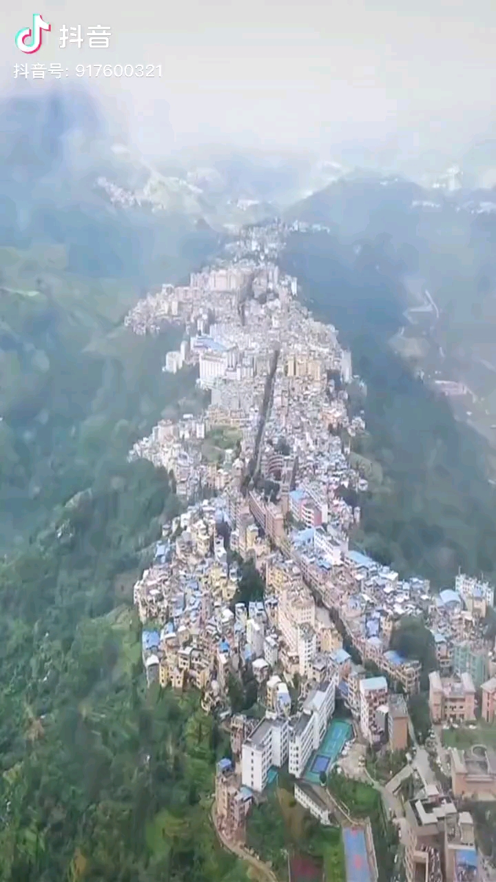 建在山顶的云南绿春县全城就一条公路太酷了吧