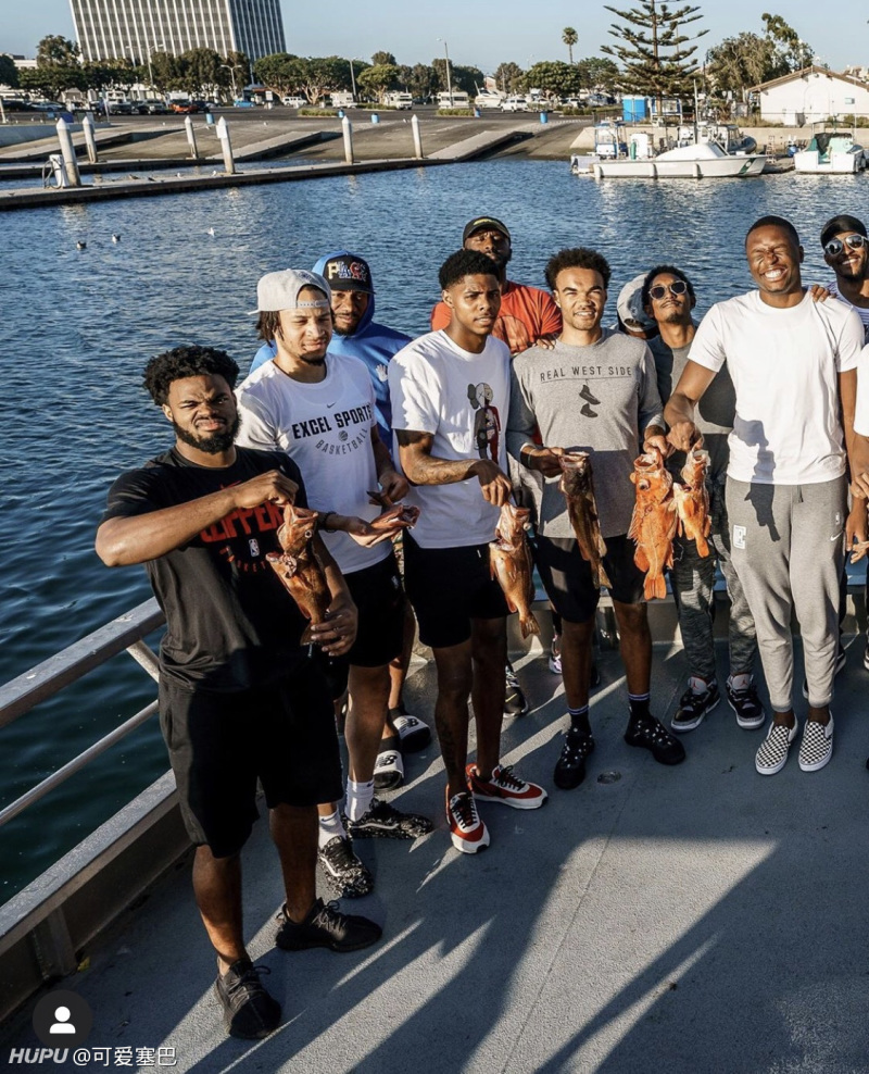 破船团建钓鱼集体照