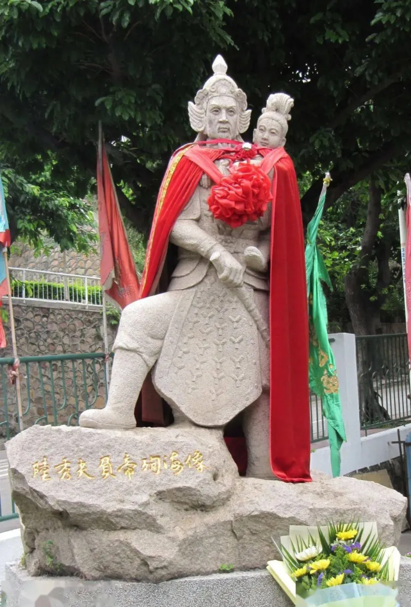 去世745年，他的雕像前仍然有人为他披红献花。