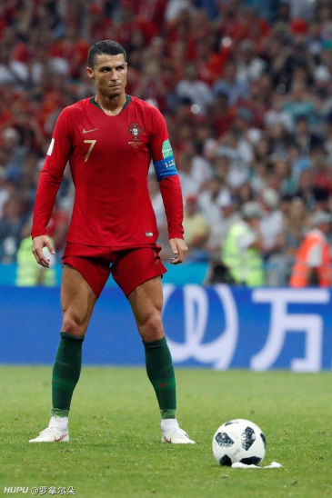 和善c罗抚摸害羞小球迷,这就是偶像的吸引力