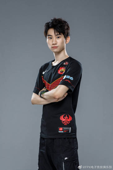 [流言板]doinb发推:猜猜我颁奖晚会上会穿什么风格西装?