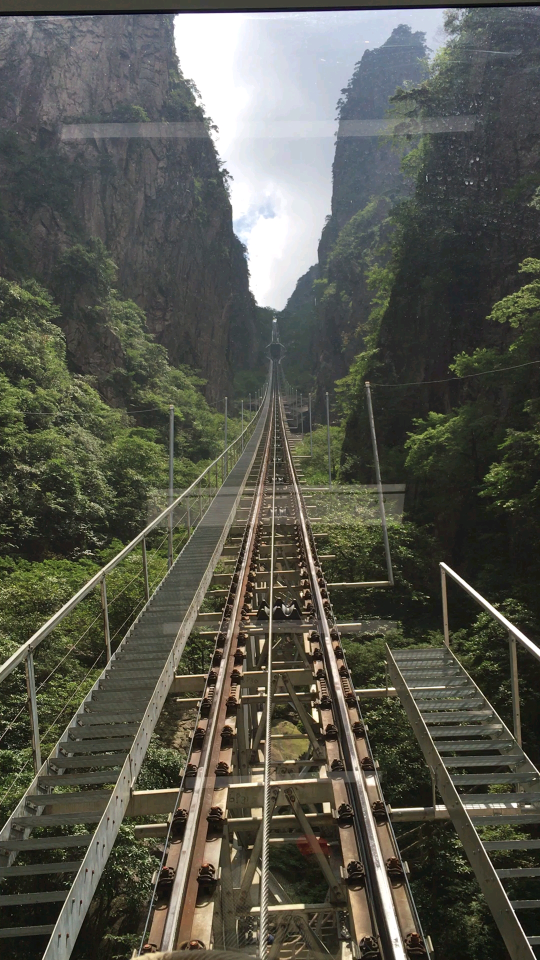 黄山西海地轨电车犹如驶入了一幅水墨画中