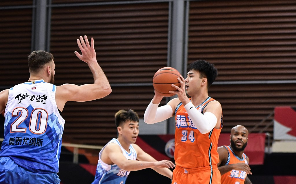 福建队球员黄艺弹吉他:茂茂,我们到长安了-cba-cba专区-虎扑社区