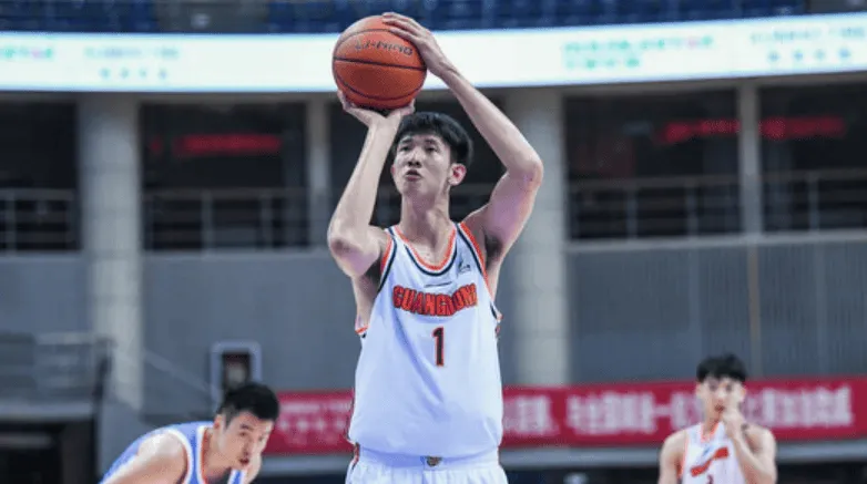 黃明依投籃10中6，三分2中2得到16分7籃板4助攻